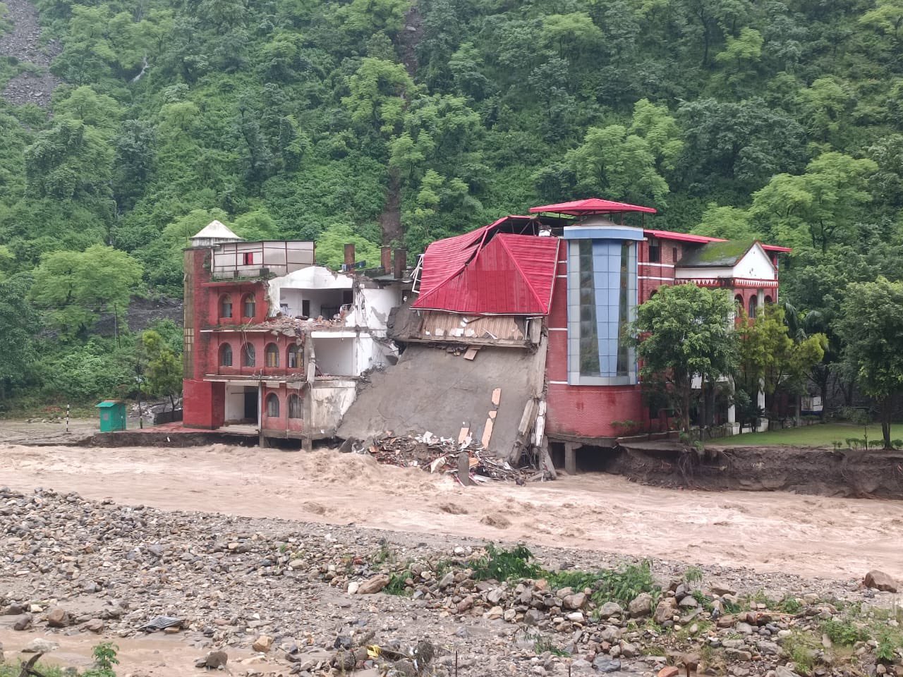 देहरादून के मालदेवता क्षेत्र में डिफेंस एकेडमी की बिल्डिंग