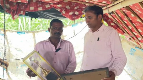 बागपत के किरठल गांव निवासी माटी कलाकार मुकेश प्रजापति