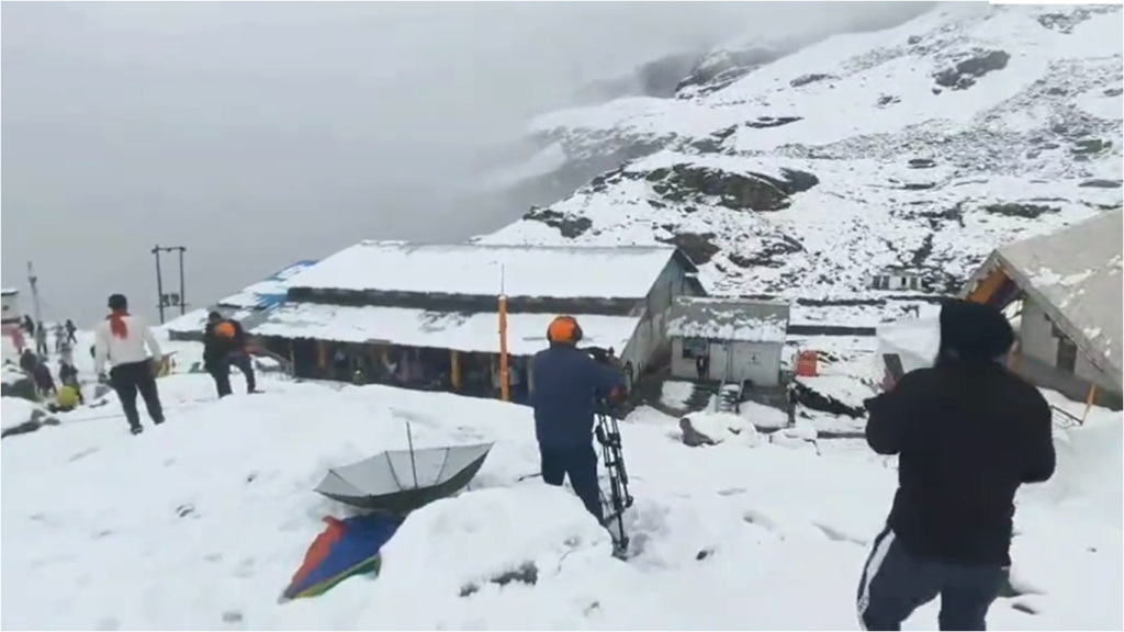 मंगलवार को उत्तराखंड के हेमकुंड साहिब में हुई बर्फबारी