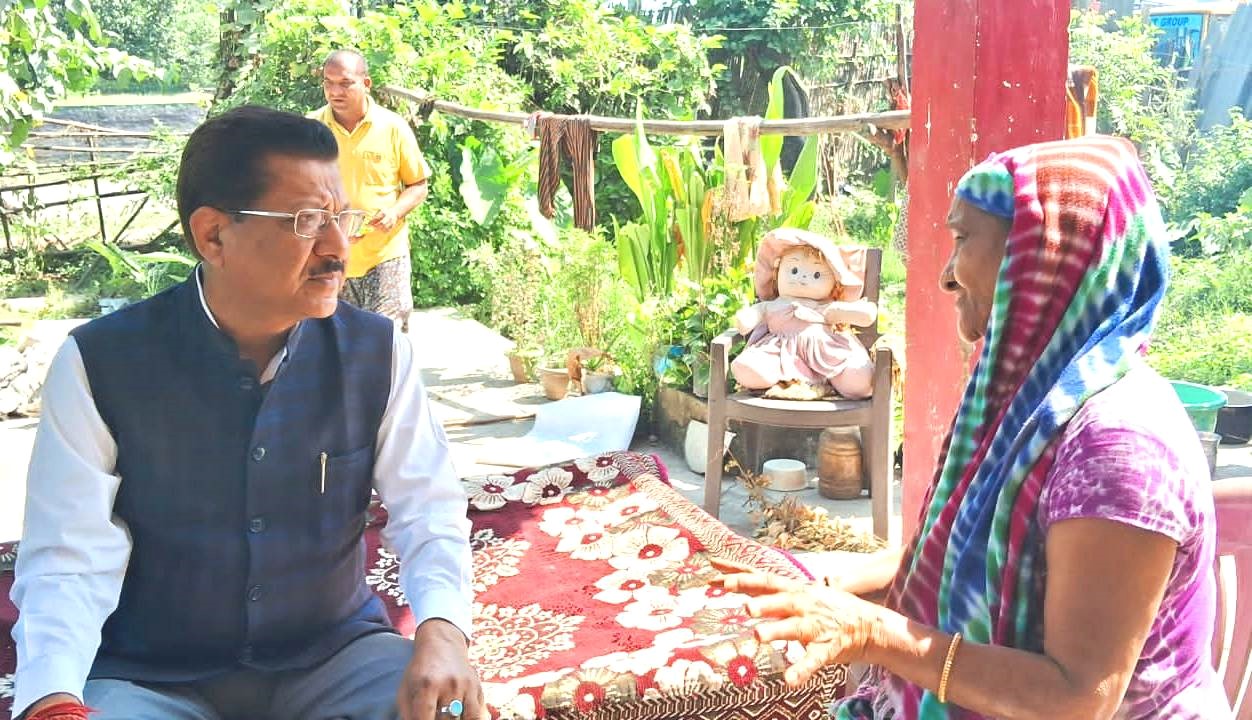 वीर चंद्र सिंह गढ़वाली के परिजन की व्यथा सुनते कांग्रेस नेता सूर्यकांत धस्माना